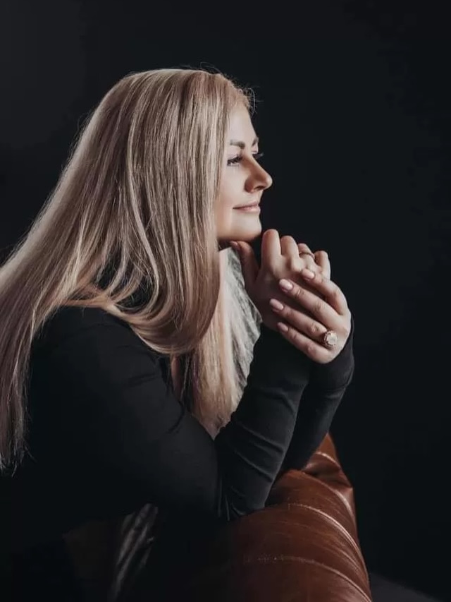 🔸Eme erdvėje nauja paroda. Kviečiame aplankyti Unideco ir pasimėgauti Kristinos kūryba. Informacija apie autorę. 🔸Esu Kristina Baguckienė - KB ART prekės ženklo įkūrėja. Kūryba lydėjo mane visą mano gyvenimą, nuo vaikystės patikdavo dailės pamokos, kai užplusdavo jausmai intuityviai imdavau pieštuką. Tapyti ant drobes pradėjau visai neseniai, abstrakcijose atradau save. Nors esu pradedančioji dailininkė, bet matau savo ateitį kūryboje. 🔸Kiekvienas mano paveikslas kuriamas su meile ir atsidavimu, turi savo istoriją, emociją. Didžiausia laimė man, kai žmonės atranda mano paveiksluose sau artimą jausmą, simbolį ar idėją, Kurti man padeda sutikti žmonės, muzika, filmai, knygos ir žinoma gamta. Labai myliu gamtą, todėl mano paveiksluose daugiausia yra gamtos motyvų. 🔸Kiekvieną dieną skyrių laiko savo įgūdžiams lavinti ir jaučiu, kad esu vis arčiau savo trokštamo tikslo - būti dailininkę ir palikti savo ryškų pėdsaką lietuvių tapyboje.